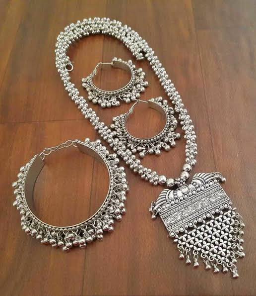     Jewelry & Accessories